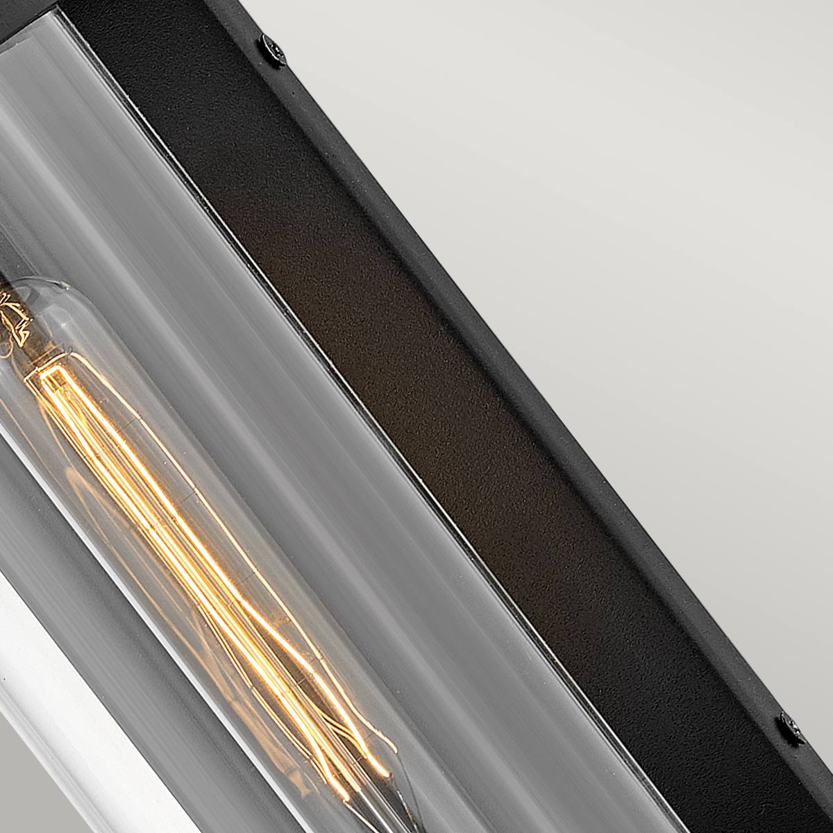 Pearson Negro lámpara de exterior De Elstead Lighting - Tillverkad av aluminium, m&auml;ssing och glas, erbjuder den en robust och h&ouml;gkvalitativ konstruktion med en vacker texturerad svart finish.