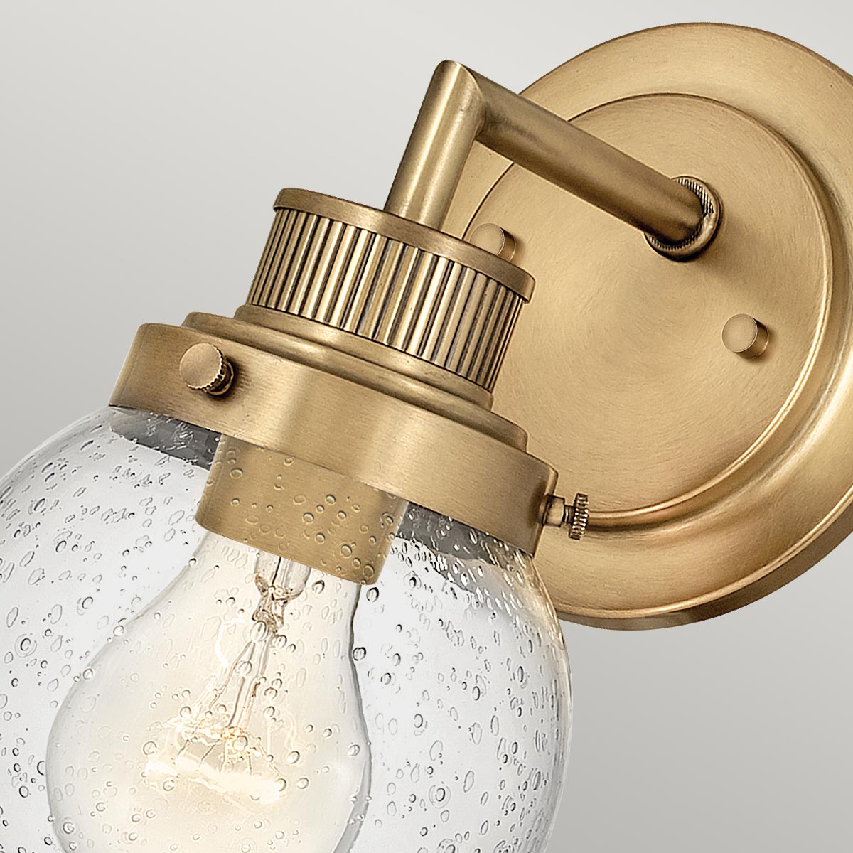 Poppy Ø13 Latón antiguo lámpara de baño De Elstead Lighting - La lámpara de pared Poppy, fabricada en latón, combina un elegante diseño de los años 50 con una elegancia moderna.