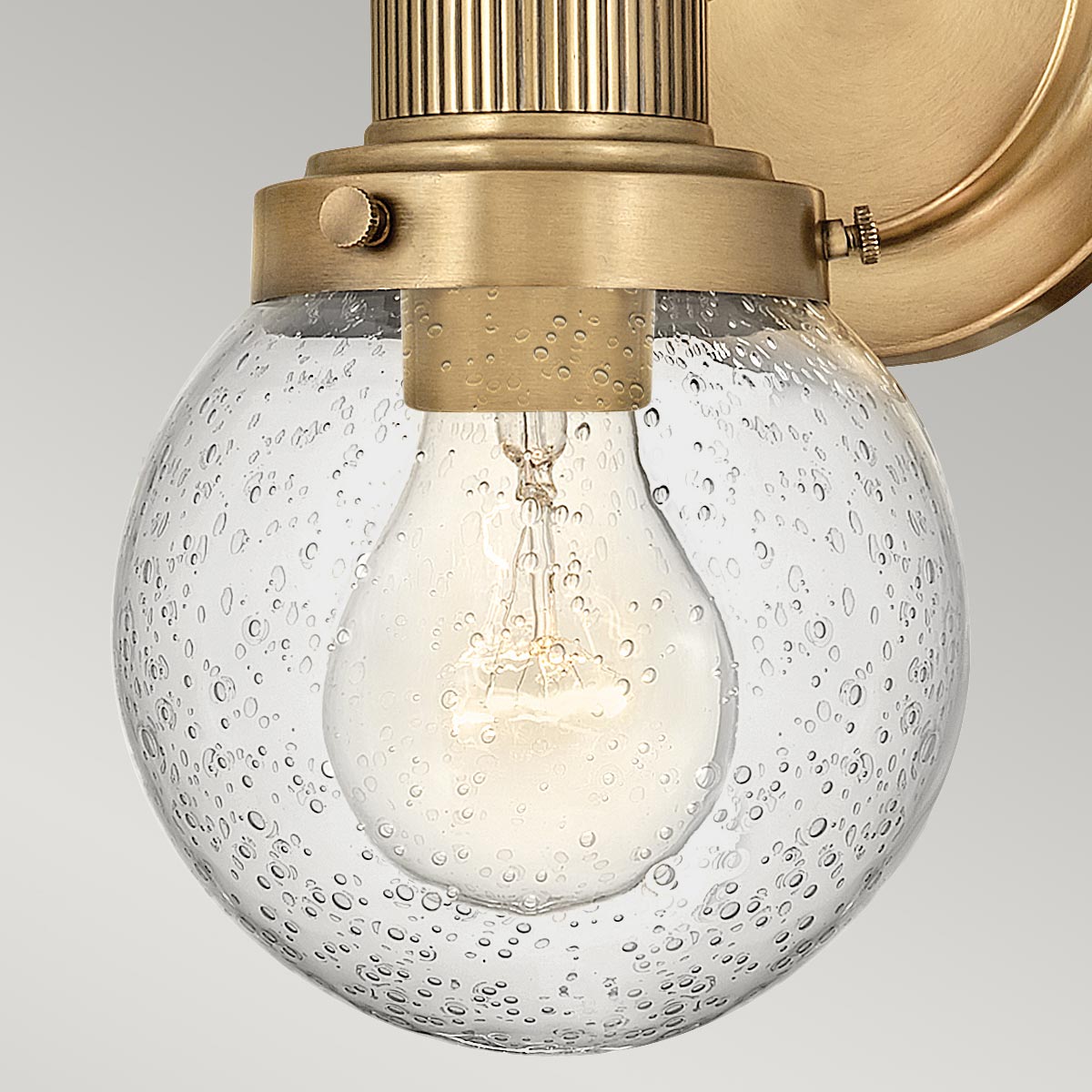Poppy Ø13 Latón antiguo lámpara de baño De Elstead Lighting - La lámpara de pared Poppy, fabricada en latón, combina un elegante diseño de los años 50 con una elegancia moderna.