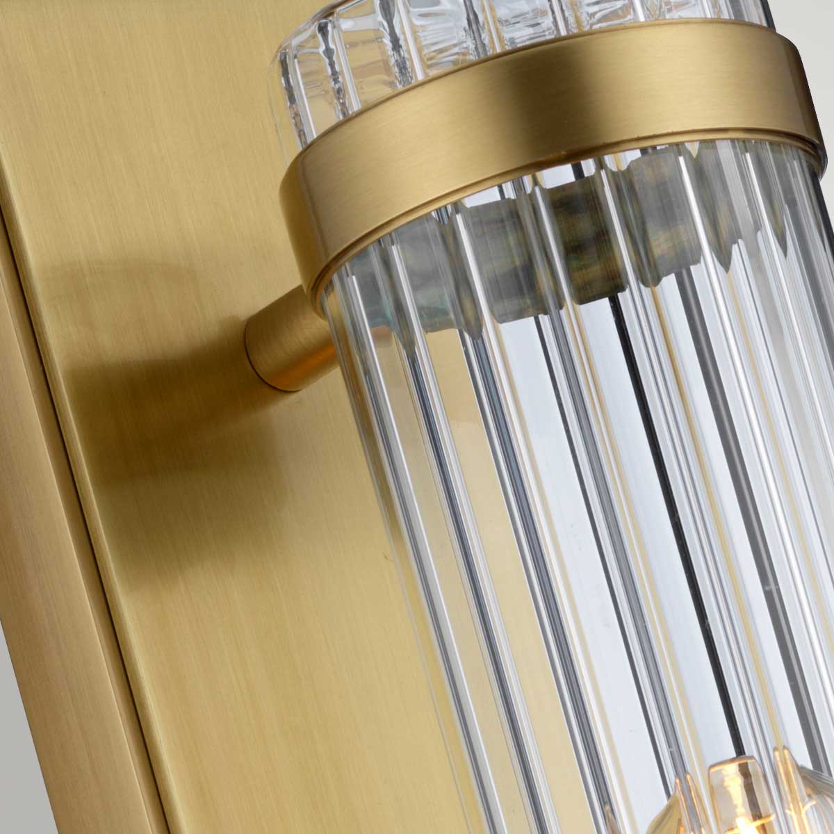 Wellington 40cm Latón antiguo lámpara de baño De Elstead Lighting - Está hecho de acero y vidrio de alta calidad y emana una sensación de lujo con su acabado de latón antiguo y pantalla de vidrio acanalado que proporciona una hermosa distribución de la luz.