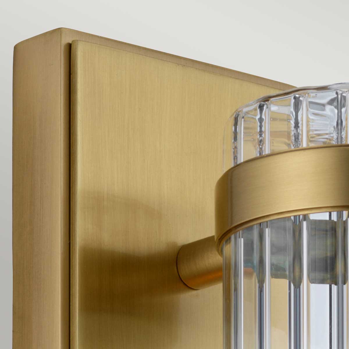 Wellington 40cm Latón antiguo lámpara de baño De Elstead Lighting - Está hecho de acero y vidrio de alta calidad y emana una sensación de lujo con su acabado de latón antiguo y pantalla de vidrio acanalado que proporciona una hermosa distribución de la luz.