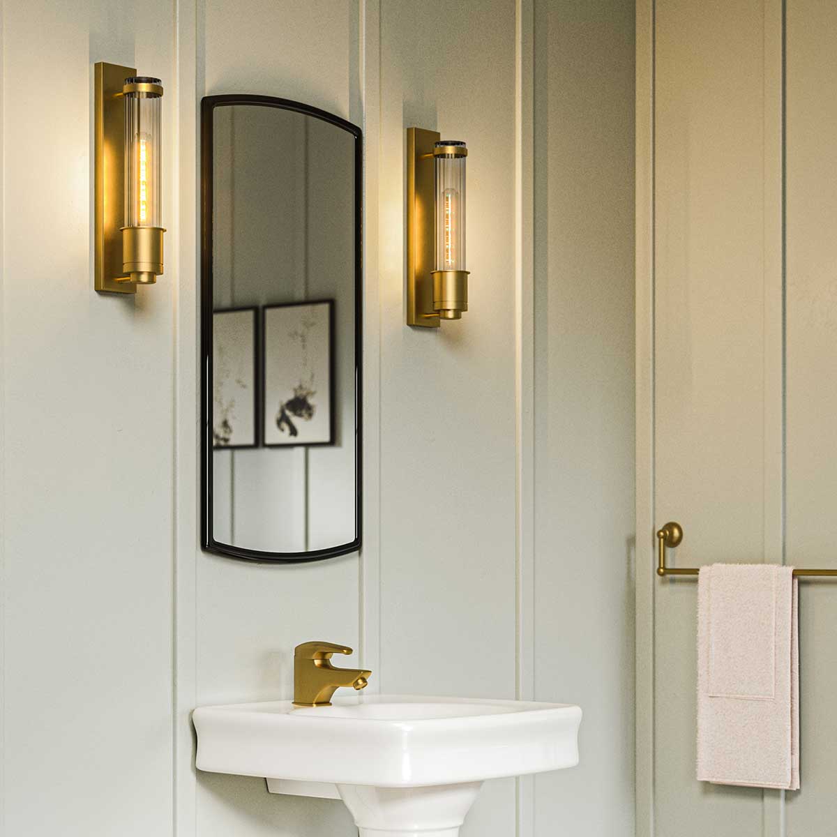 Wellington 40cm Latón antiguo lámpara de baño De Elstead Lighting - Está hecho de acero y vidrio de alta calidad y emana una sensación de lujo con su acabado de latón antiguo y pantalla de vidrio acanalado que proporciona una hermosa distribución de la luz.