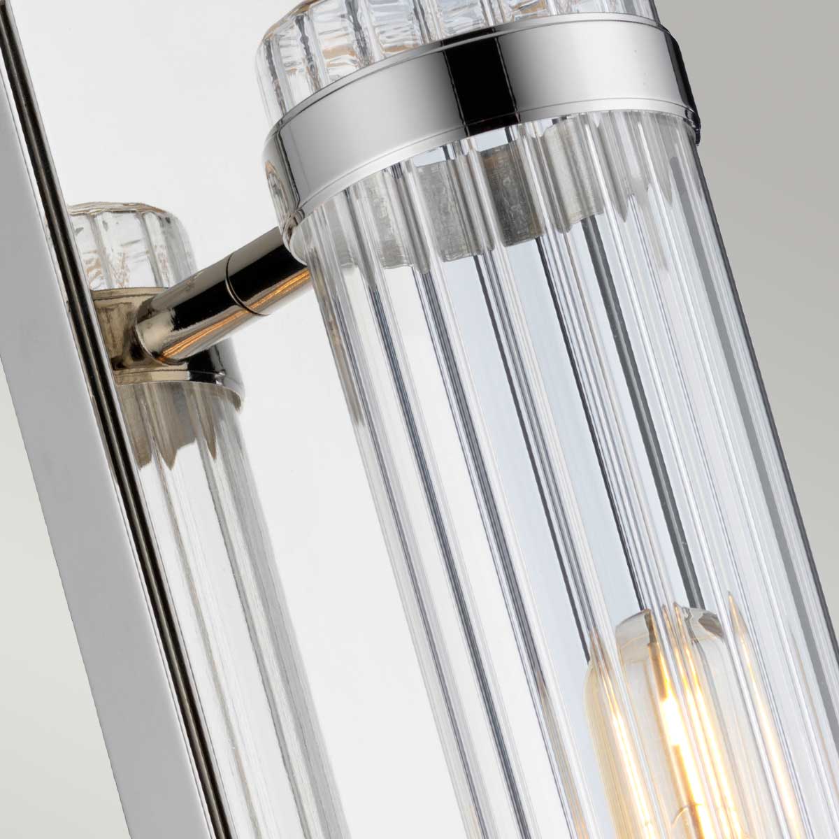 Wellington 40cm Cromo lámpara de baño De Elstead Lighting - Está hecho de acero y vidrio de alta calidad y emana una sensación de lujo con su acabado en cromo pulido y pantalla de vidrio acanalado que proporciona una hermosa distribución de la luz.