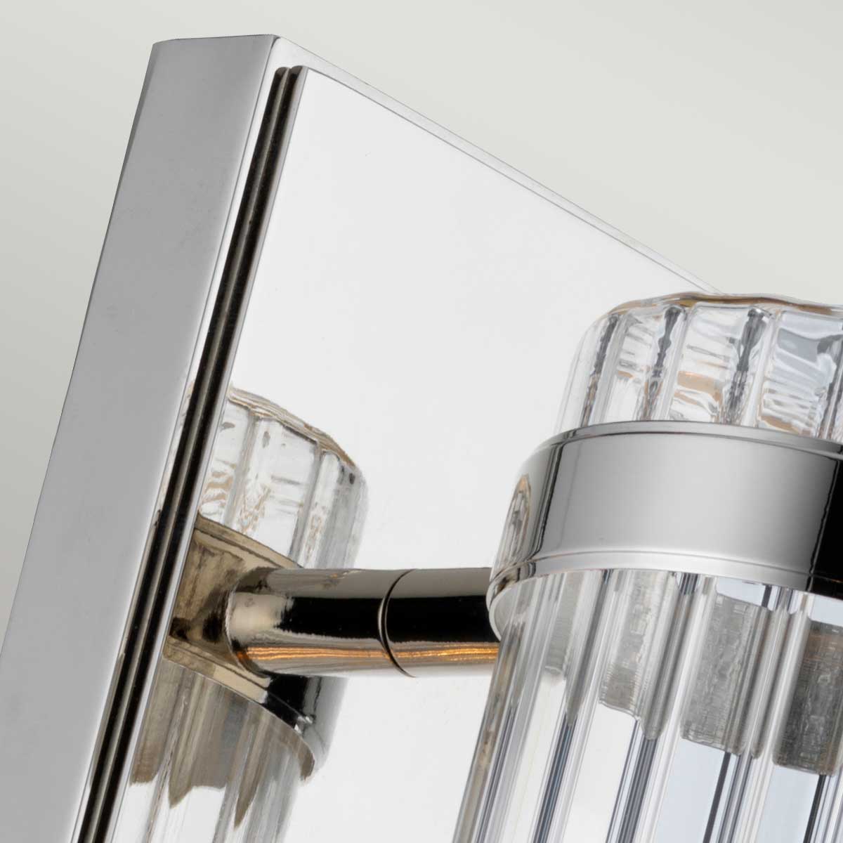 Wellington 40cm Cromo lámpara de baño De Elstead Lighting - Está hecho de acero y vidrio de alta calidad y emana una sensación de lujo con su acabado en cromo pulido y pantalla de vidrio acanalado que proporciona una hermosa distribución de la luz.