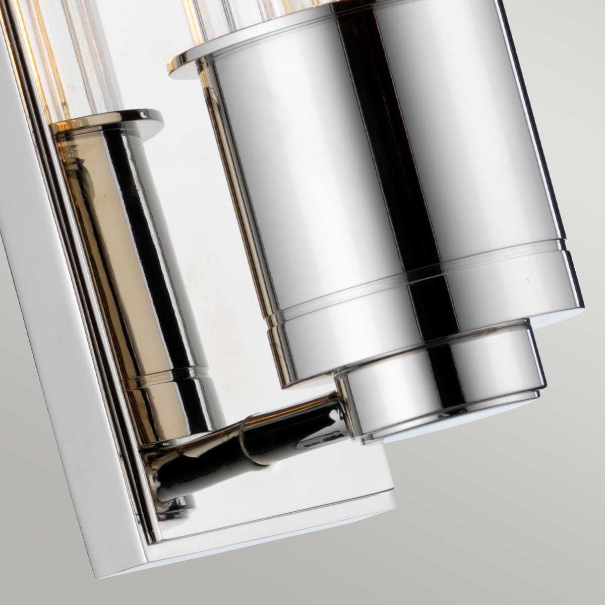 Wellington 40cm Cromo lámpara de baño De Elstead Lighting - Está hecho de acero y vidrio de alta calidad y emana una sensación de lujo con su acabado en cromo pulido y pantalla de vidrio acanalado que proporciona una hermosa distribución de la luz.
