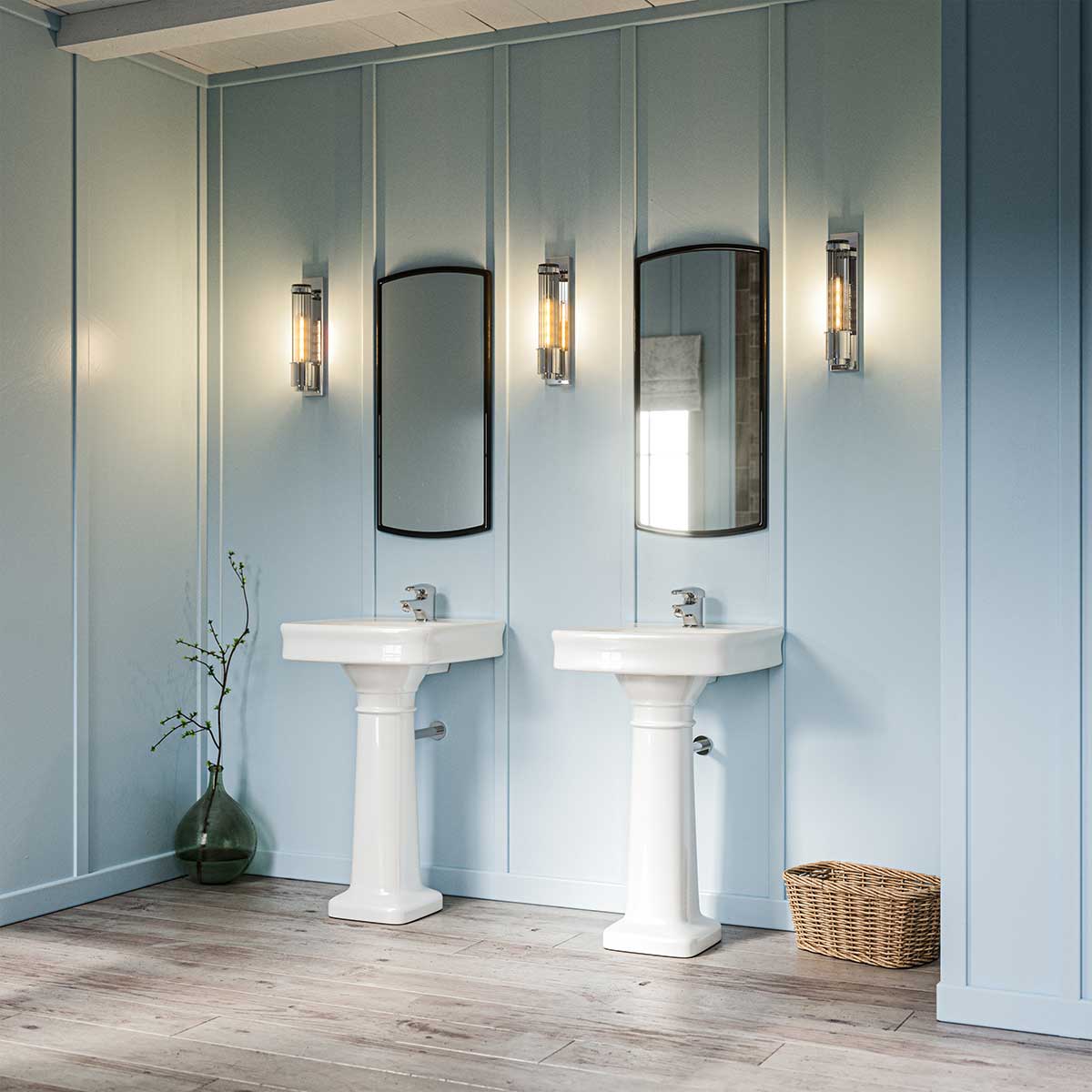 Wellington 40cm Cromo lámpara de baño De Elstead Lighting - Está hecho de acero y vidrio de alta calidad y emana una sensación de lujo con su acabado en cromo pulido y pantalla de vidrio acanalado que proporciona una hermosa distribución de la luz.