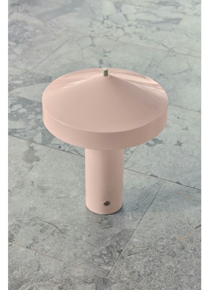 Hatto 40cm Rosa lámpara de mesa De OYOY - La lámpara de mesa Hatto es como una pequeña obra de arte que aporta luz y un ambiente único a tu hogar.