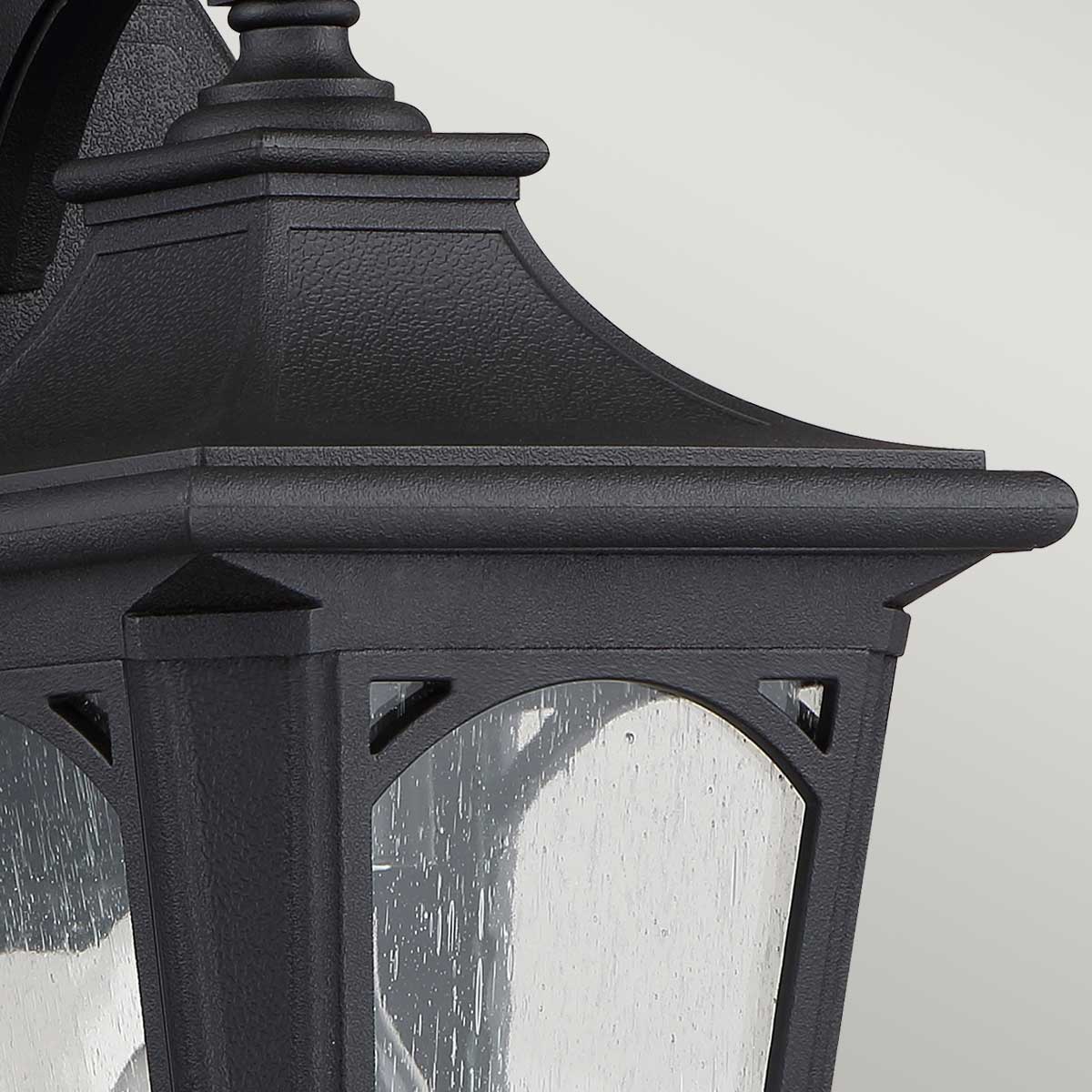 Bedford Negro lámpara de exterior De Elstead Lighting - La lámpara tiene un grado de protección IP44 y, por lo tanto, es adecuada para uso en exteriores y está protegida de los elementos.