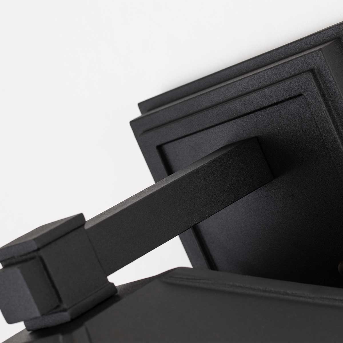 Cedar Point Negro lámpara de exterior De Elstead Lighting - La lámpara cuenta con paneles de vidrio transparente estampado que ocultan discretamente la fuente de luz y al mismo tiempo resultan visualmente interesantes.