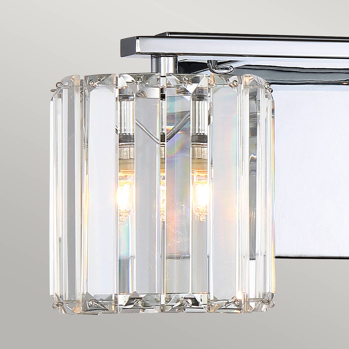 Divine 35cm Cromo pulido lámpara de baño De Elstead Lighting - Cuenta con una sencilla placa posterior de cromo pulido que refleja la luz de los prismas de cristal que rodean las fuentes de luz LED.