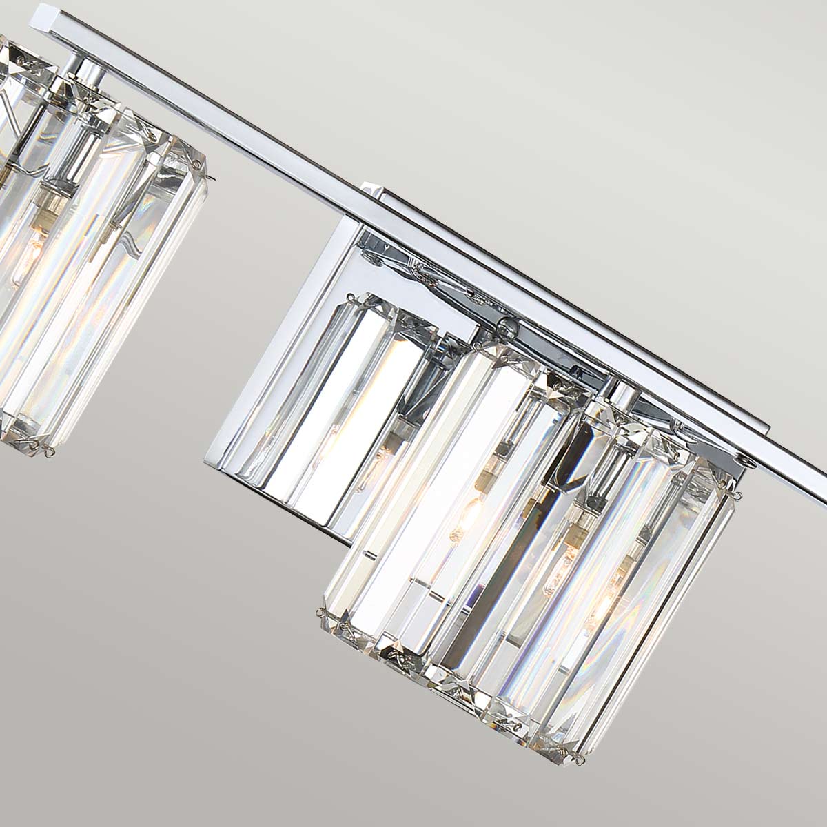 Divine 58cm Cromo pulido lámpara de baño De Elstead Lighting - Cuenta con una sencilla placa posterior de cromo pulido que refleja la luz de los prismas de cristal que rodean las fuentes de luz LED.
