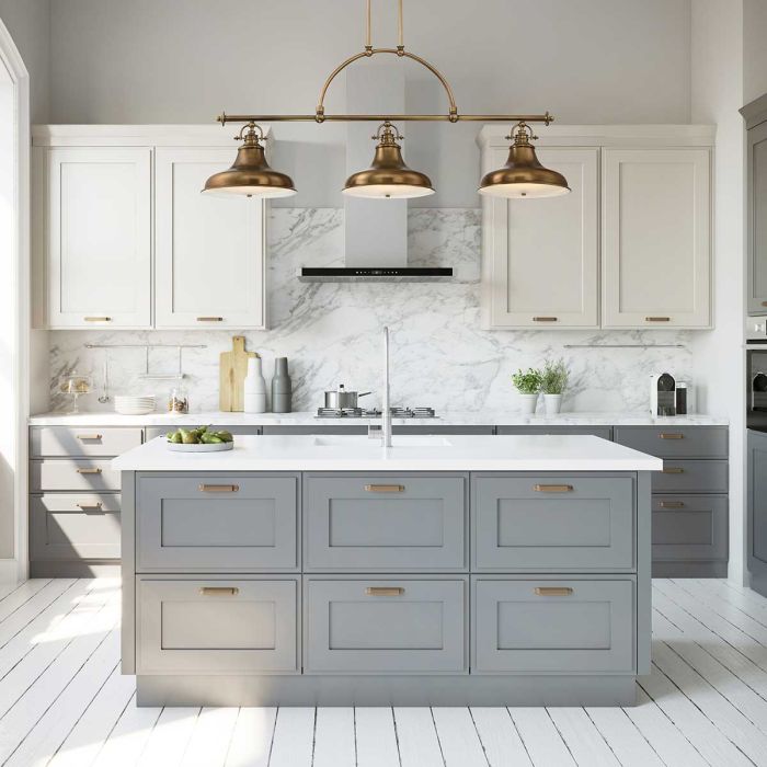 Emery 133cm Latón Lámpas de techo De Elstead Lighting - Emery es una l&aacute;mpara colgante cl&aacute;sica de estilo americano que a&ntilde;ade un toque de nostalgia y elegancia a tu hogar.