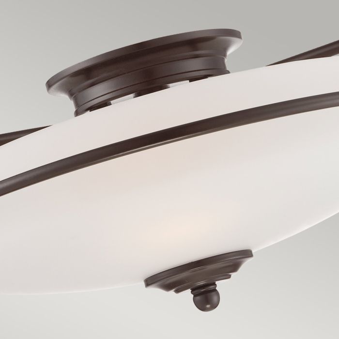 Griffin Ø42 Bronce plafón De Elstead Lighting - Den etsade sk&auml;rmen &auml;r vitm&aring;lad p&aring; insidan, vilket sprider ljuset j&auml;mnt och skapar en behaglig belysning i hemmet.