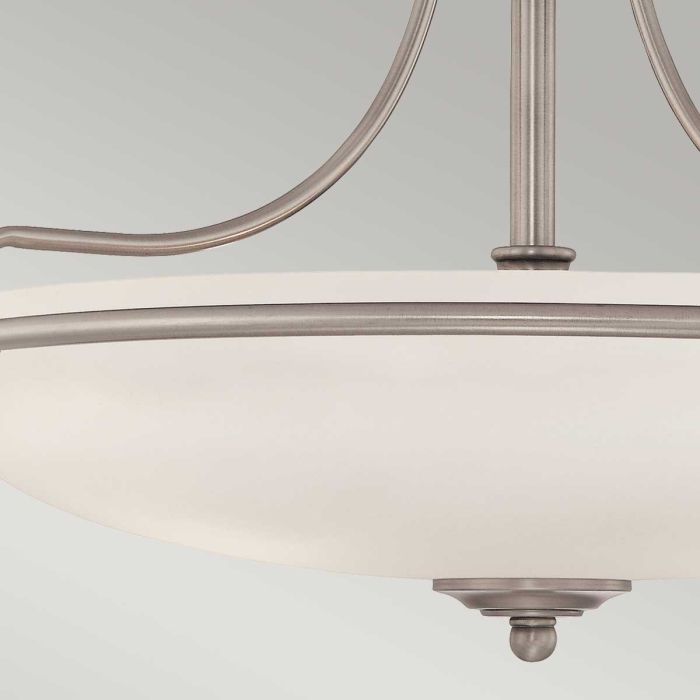Griffin Ø53 níquel antiguo plafón De Elstead Lighting - Den etsade sk&auml;rmen &auml;r vitm&aring;lad p&aring; insidan, vilket sprider ljuset j&auml;mnt och skapar en behaglig belysning i hemmet.