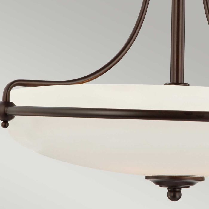 Griffin Ø53 Bronce plafón De Elstead Lighting - Den etsade sk&auml;rmen &auml;r vitm&aring;lad p&aring; insidan, vilket sprider ljuset j&auml;mnt och skapar en behaglig belysning i hemmet.