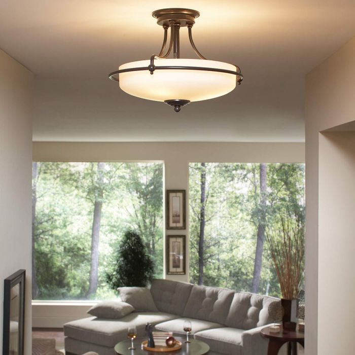 Griffin Ø53 Bronce plafón De Elstead Lighting - Den etsade sk&auml;rmen &auml;r vitm&aring;lad p&aring; insidan, vilket sprider ljuset j&auml;mnt och skapar en behaglig belysning i hemmet.