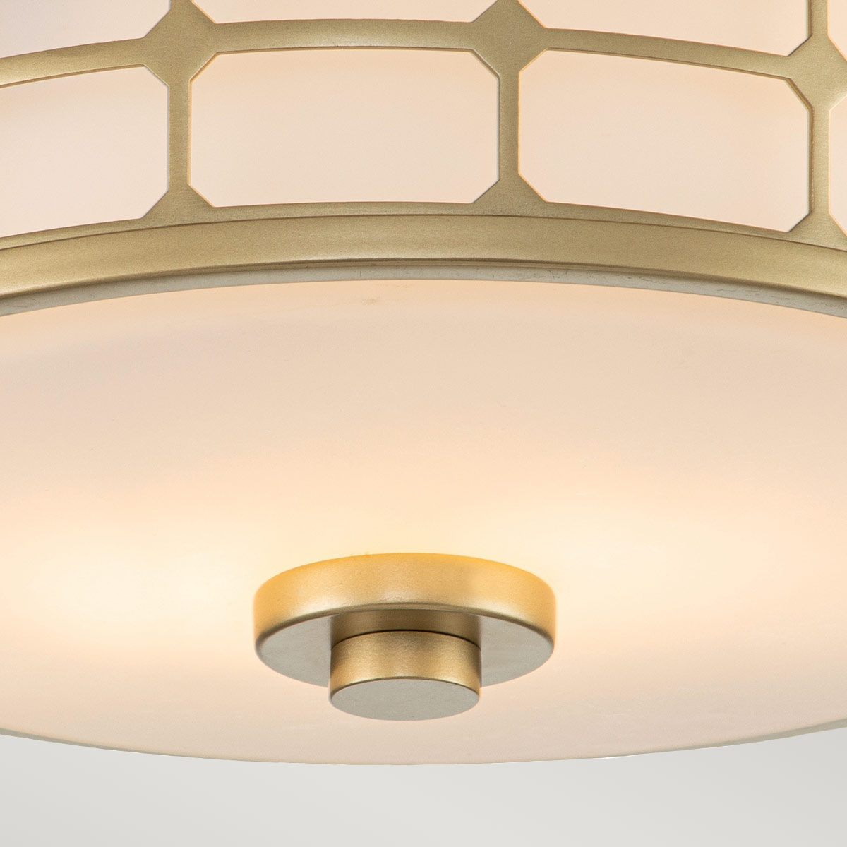 Guardian Ø35 Latón lámpara de baño De Elstead Lighting - El acabado de latón y el marco geométrico le dan a la lámpara un aspecto elegante, mientras que el vidrio opalino crea una luz agradable y suave.