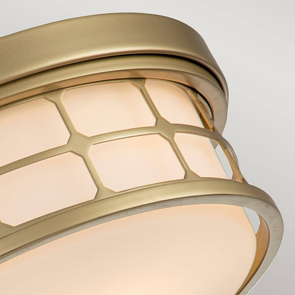 Guardian Ø35 Latón lámpara de baño De Elstead Lighting - El acabado de latón y el marco geométrico le dan a la lámpara un aspecto elegante, mientras que el vidrio opalino crea una luz agradable y suave.
