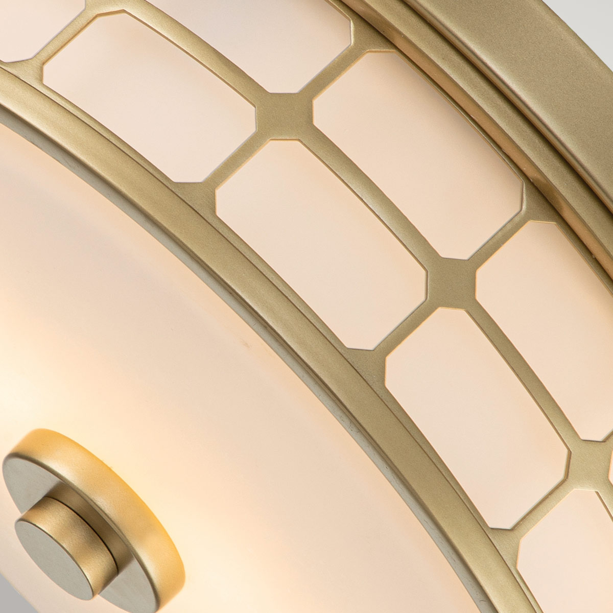 Guardian Ø35 Latón lámpara de baño De Elstead Lighting - El acabado de latón y el marco geométrico le dan a la lámpara un aspecto elegante, mientras que el vidrio opalino crea una luz agradable y suave.