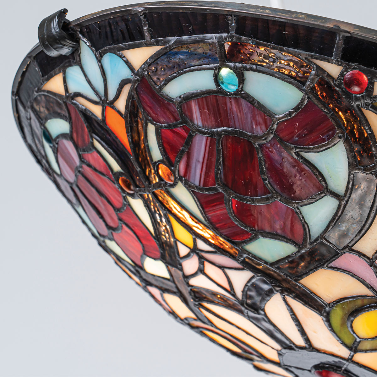 Larissa Ø42 Multicolor De Elstead Lighting - Su pantalla en forma de cuenco está hecha de cristal acrílico de colores en hermosos tonos de rojo, azul, rosa y amarillo, creando un patrón vibrante y lleno de detalles.