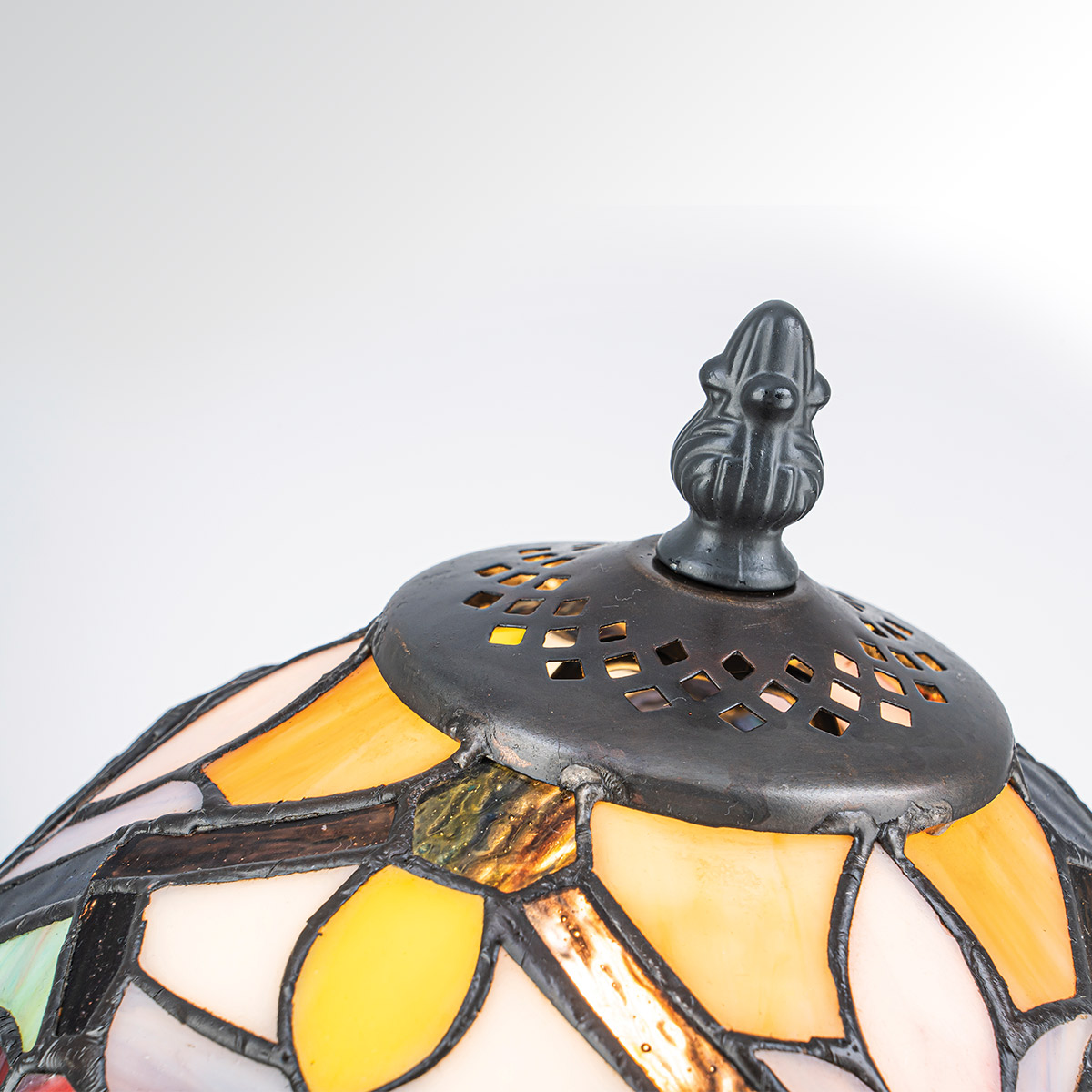 Larissa 37cm Multicolor De Elstead Lighting - La pantalla abovedada está hecha de vidrio acrílico de colores en hermosos tonos de rojo, amarillo, verde y azul, creando un patrón vibrante y lleno de detalles.