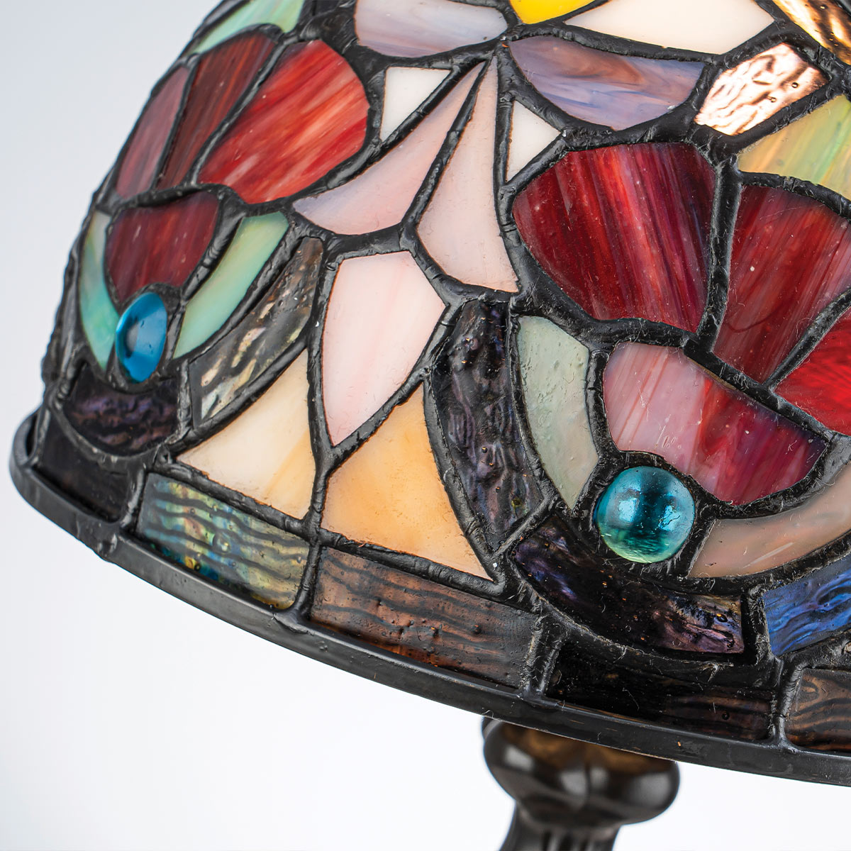 Larissa 37cm Multicolor De Elstead Lighting - La pantalla abovedada está hecha de vidrio acrílico de colores en hermosos tonos de rojo, amarillo, verde y azul, creando un patrón vibrante y lleno de detalles.