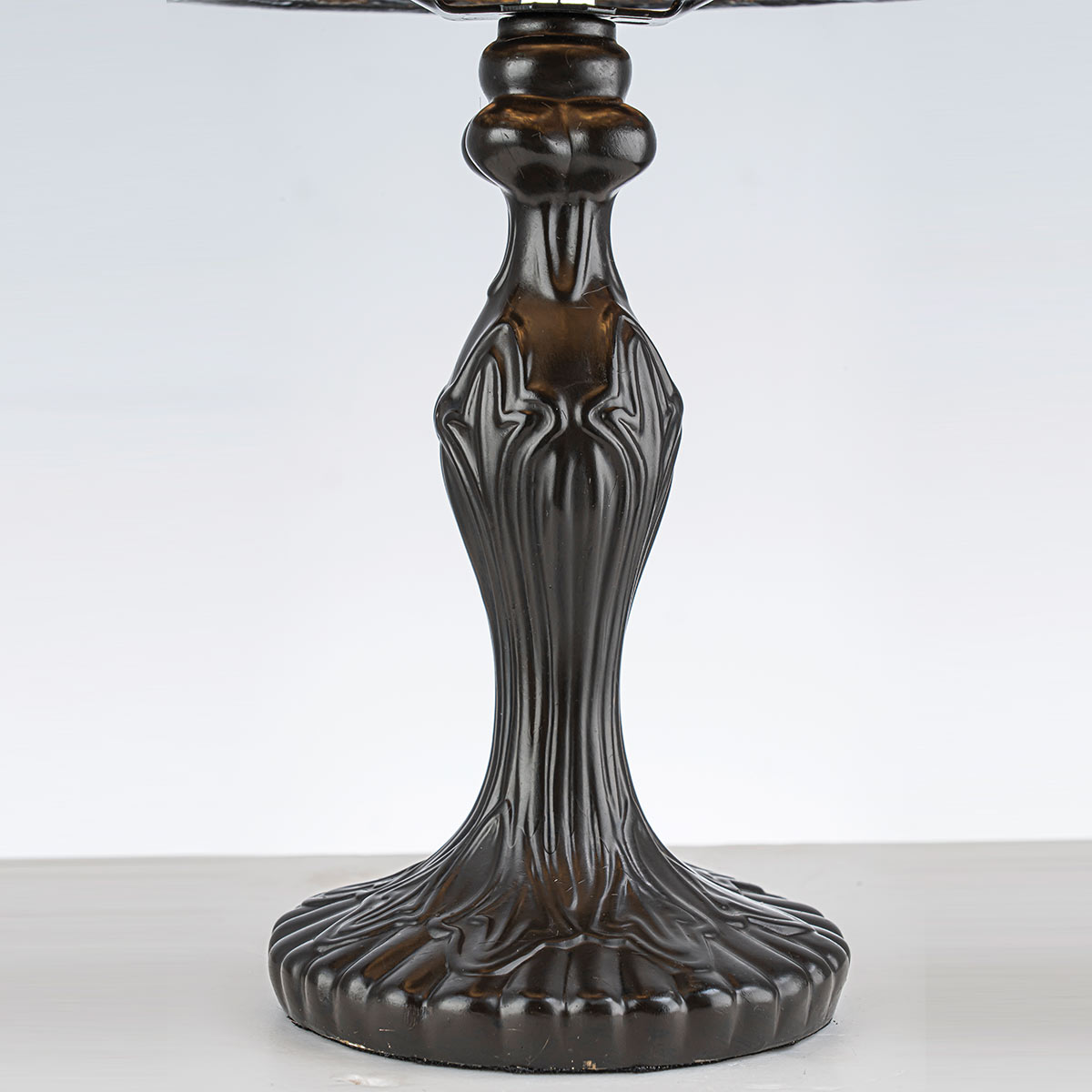 Larissa 37cm Multicolor De Elstead Lighting - La pantalla abovedada está hecha de vidrio acrílico de colores en hermosos tonos de rojo, amarillo, verde y azul, creando un patrón vibrante y lleno de detalles.