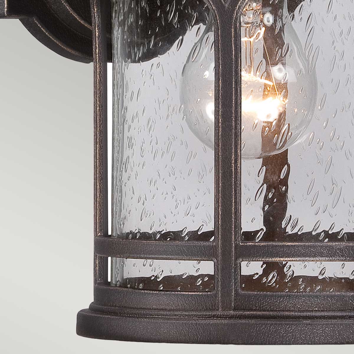 Marblehead Bronce lámpara de exterior De Elstead Lighting - El elegante marco de metal le da al vidrio transparente y texturizado una apariencia similar a una ventana y crea una luz acogedora.