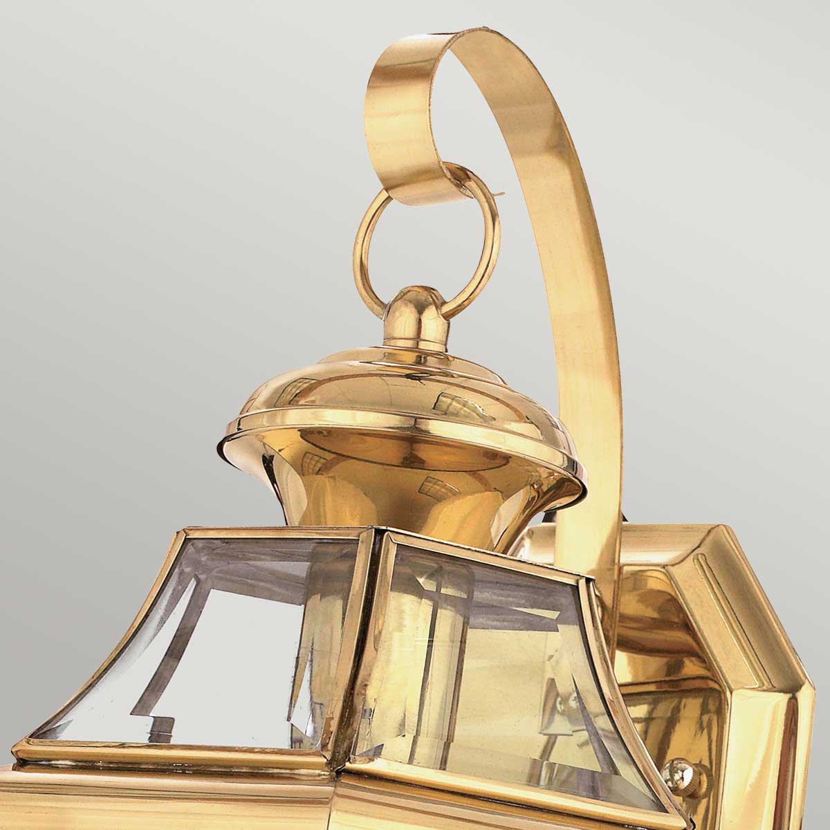 Newbury Latón pulido lámpara de exterior De Elstead Lighting - La lámpara de pared Newbury, de latón lacado y pulido, aporta a tu hogar una iluminación de fachada elegante y atemporal.