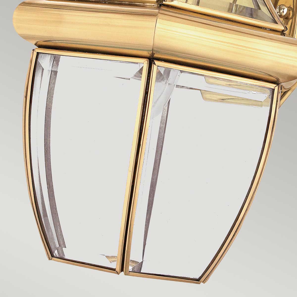 Newbury Latón pulido lámpara de exterior De Elstead Lighting - La lámpara de pared Newbury, de latón lacado y pulido, aporta a tu hogar una iluminación de fachada elegante y atemporal.