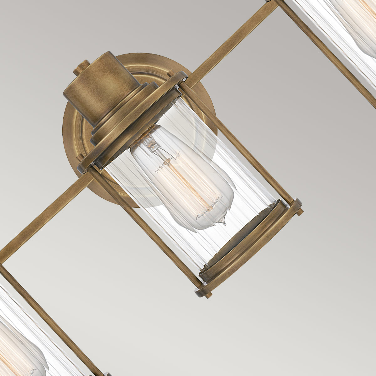 Riggs 56cm Latón crudo lámpara de baño De Elstead Lighting - La lámpara de pared Riggs, fabricada en cristal sin marco, combina un diseño industrial ligero con detalles elegantes como el cristal transparente acanalado.