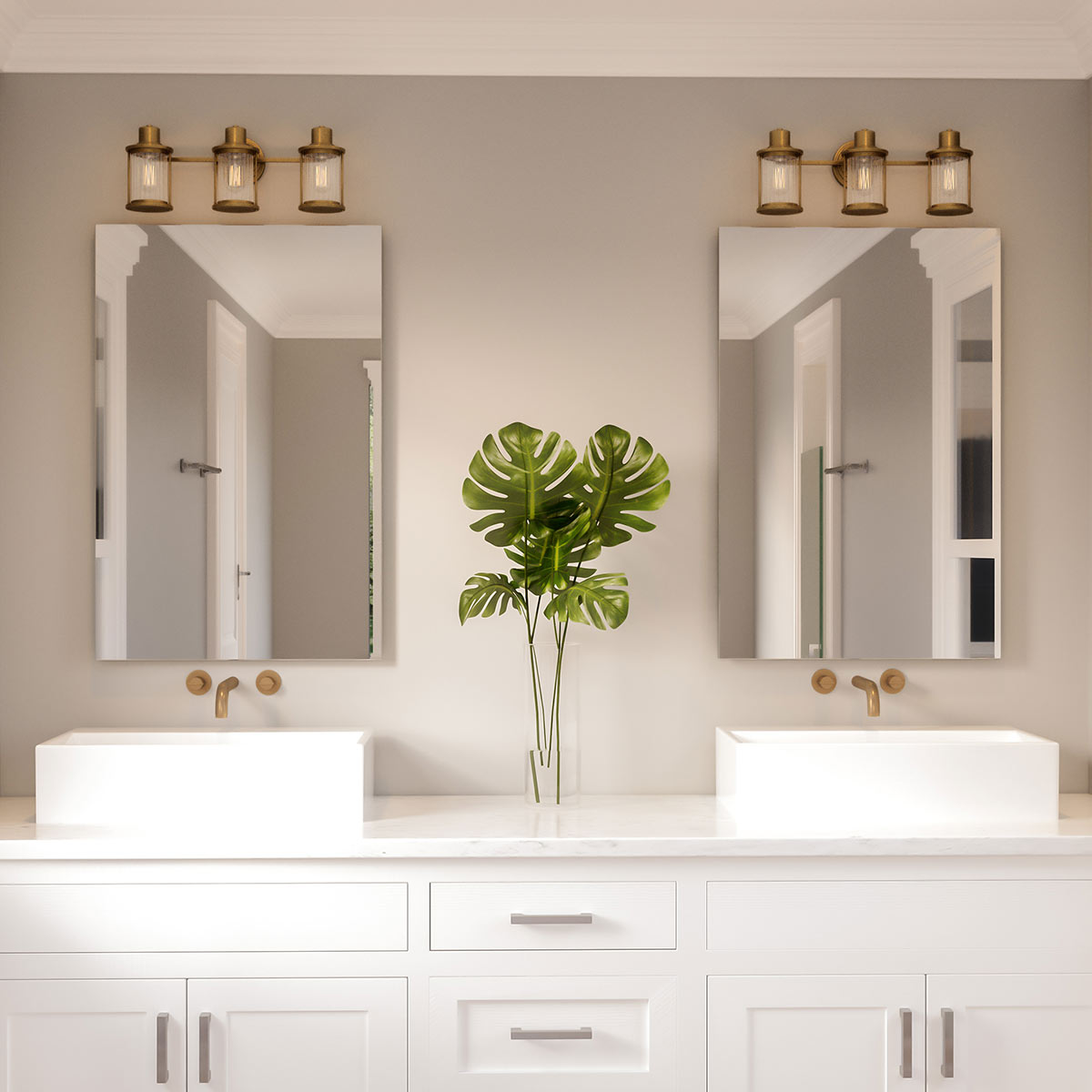 Riggs 56cm Latón crudo lámpara de baño De Elstead Lighting - La lámpara de pared Riggs, fabricada en cristal sin marco, combina un diseño industrial ligero con detalles elegantes como el cristal transparente acanalado.