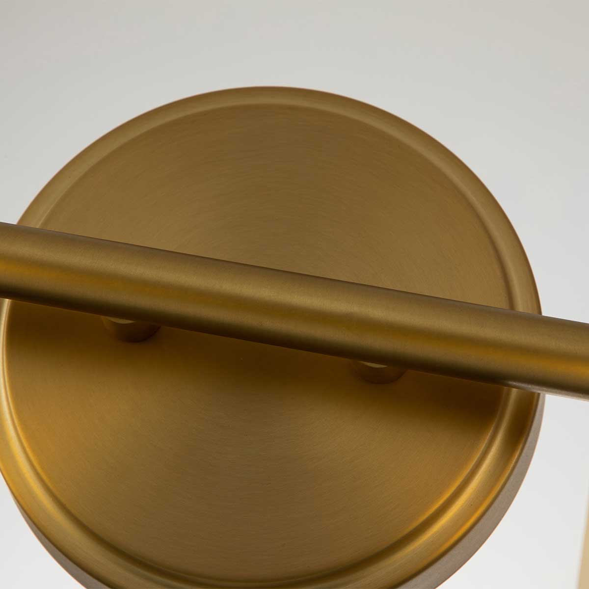 Swell 36cm Latón cepillado lámpara de baño De Elstead Lighting - La l&aacute;mpara tiene un dise&ntilde;o urbano y atemporal y, gracias a su grado de protecci&oacute;n IP44, se integra perfectamente en ambientes de ba&ntilde;o.