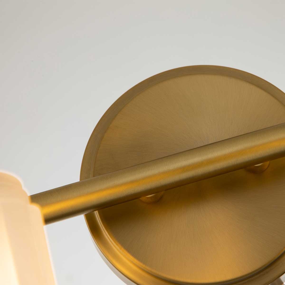 Swell 82cm Latón cepillado lámpara de baño De Elstead Lighting - La lámpara tiene un diseño urbano y atemporal y, gracias a su grado de protección IP44, se integra perfectamente en ambientes de baño.
