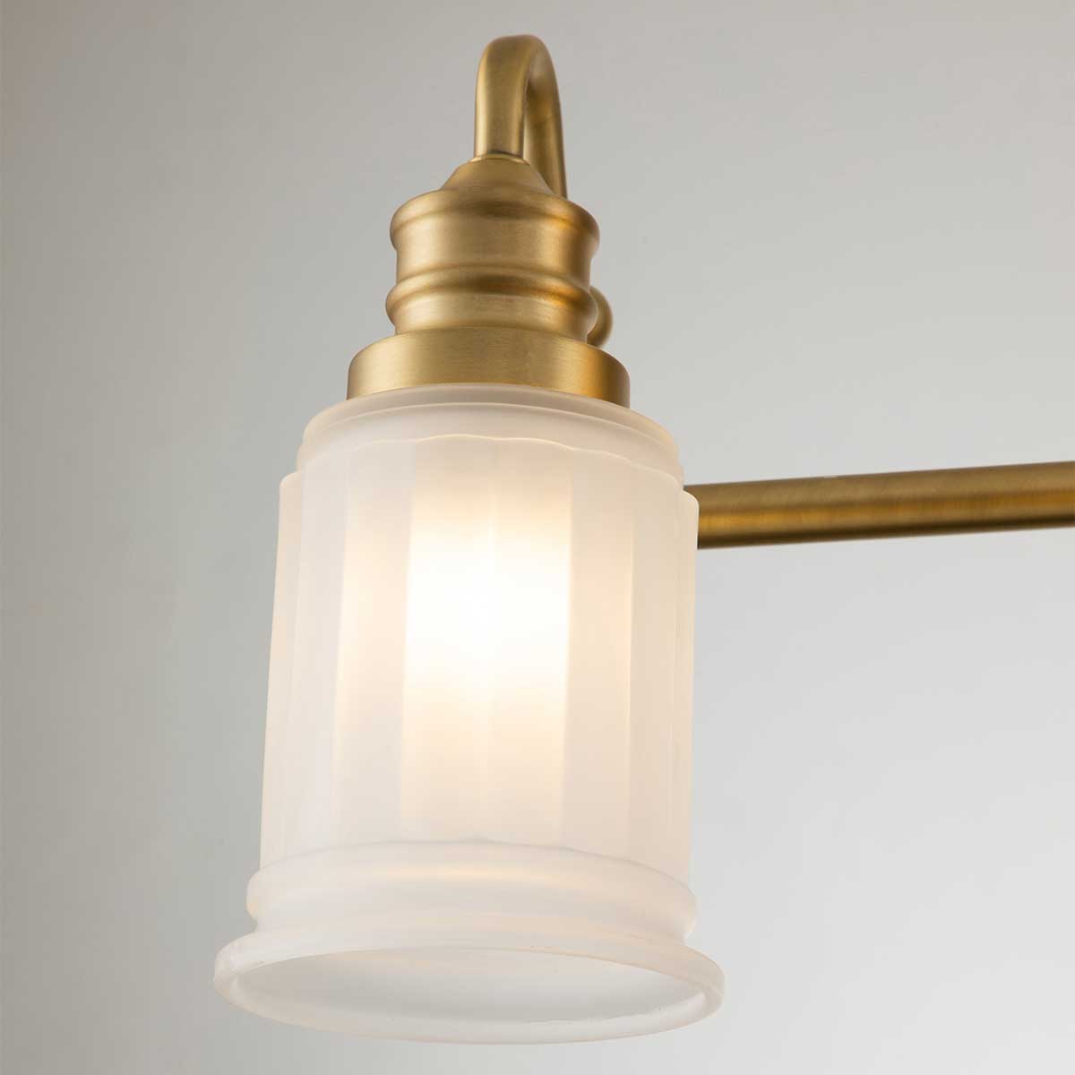 Swell 82cm Latón cepillado lámpara de baño De Elstead Lighting - La lámpara tiene un diseño urbano y atemporal y, gracias a su grado de protección IP44, se integra perfectamente en ambientes de baño.