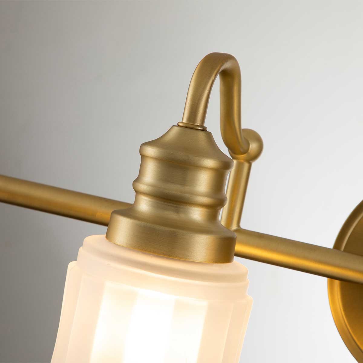 Swell 82cm Latón cepillado lámpara de baño De Elstead Lighting - La lámpara tiene un diseño urbano y atemporal y, gracias a su grado de protección IP44, se integra perfectamente en ambientes de baño.