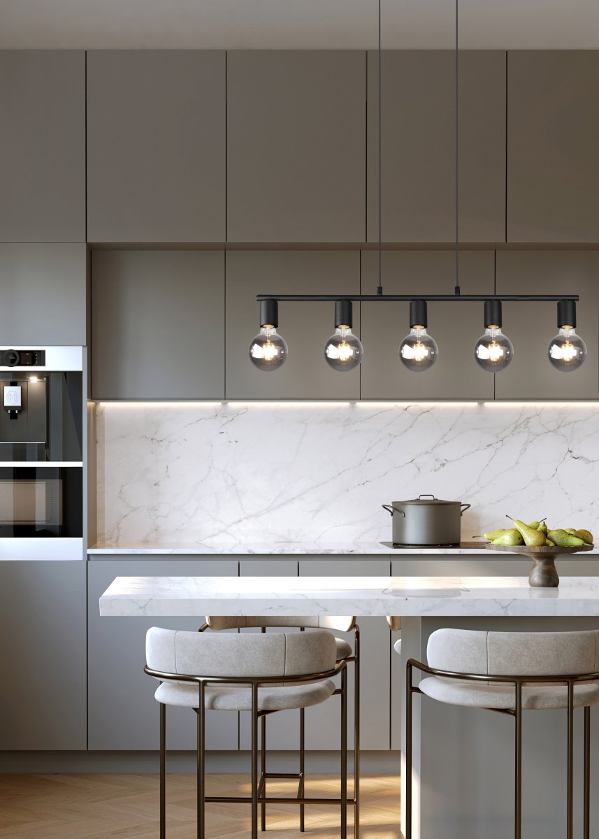 Vannes 82cm Negro Lámpas de techo De Trio Lighting - Con sus cinco bombillas expuestas colgando en fila, la lámpara proporciona una hermosa y agradable luz envolvente, creando un ambiente acogedor en la cocina, el comedor o la sala de estar.