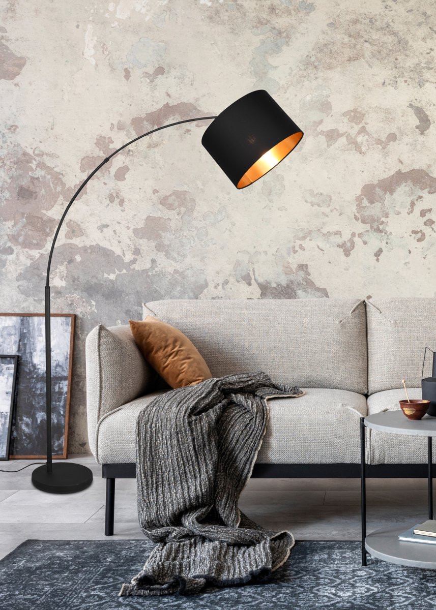 Bolivia Negro lámpara de pie De Trio Lighting - Bolivia es una lámpara de pie arqueada que crea una atmósfera de confort y bienestar en el salón a través de la combinación de forma y material.