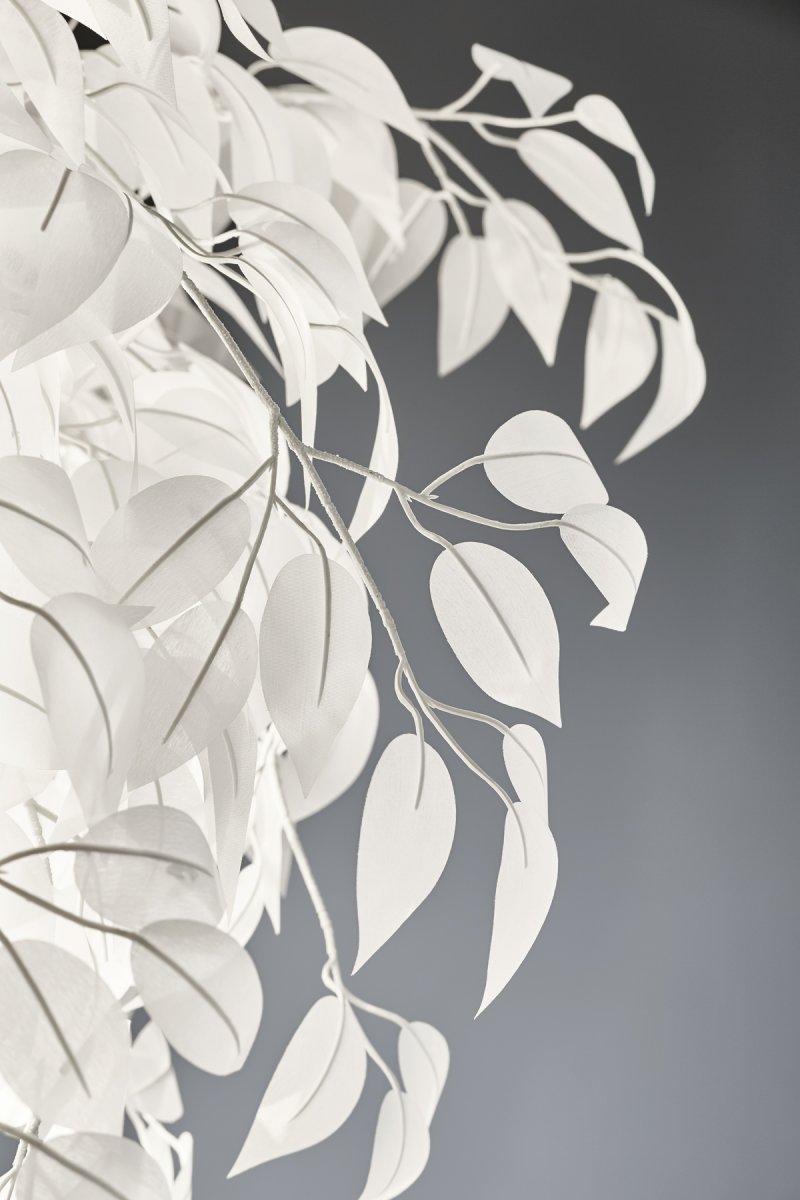 Leavy Blanco lámpara de pie De Trio Lighting - La l&aacute;mpara de pie Leavy es un elemento destacado &uacute;nico e impresionante en su hogar con sus hojas de pl&aacute;stico decorativas que le dan un estilo distintivo y encantador.