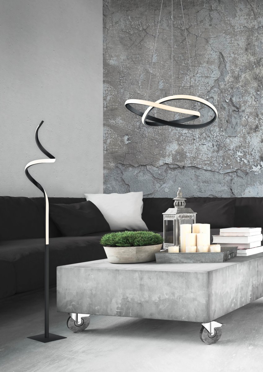 Course Negro lámpara de pie De Trio Lighting - El acabado negro mate le da a la lámpara un aspecto moderno y sofisticado que combina con muchos estilos de interior y la convierte en un elegante punto de atracción en su hogar.