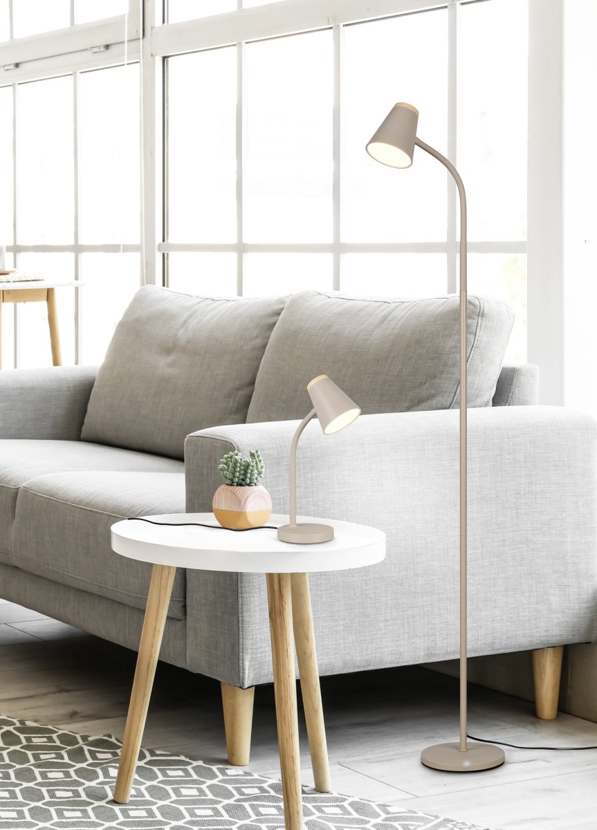 Pongo Beige lámpara de pie De Trio Lighting - Su dise&ntilde;o estilizado y su cabezal inclinado la hacen vers&aacute;til y le permiten integrarse armoniosamente en cualquier hogar y estilo de decoraci&oacute;n.