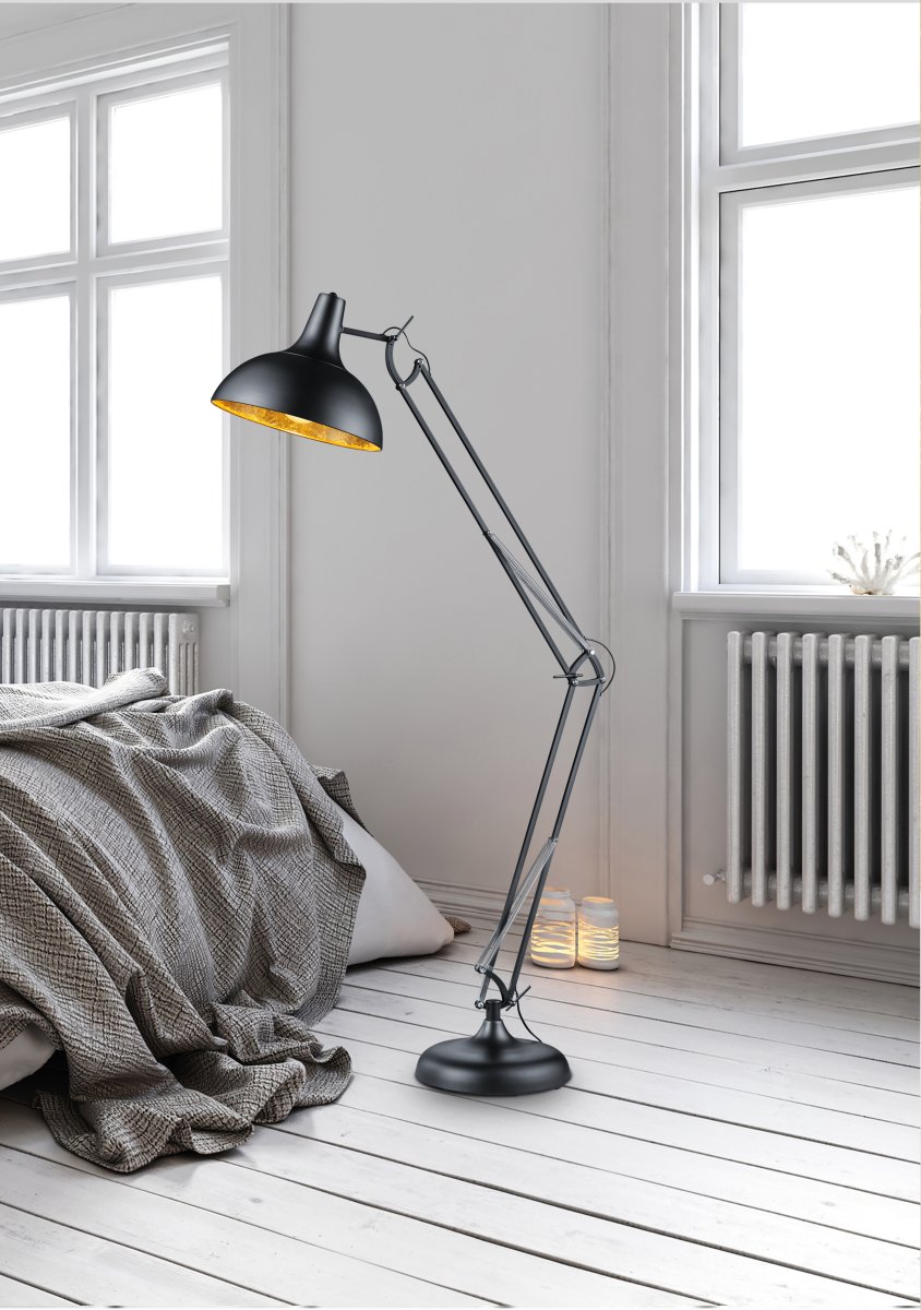 Salvador Negro lámpara de pie De Trio Lighting - Ya sea colocado junto al sof&aacute; o utilizado como un elemento de dise&ntilde;o independiente en el pasillo, la sala de estar o el dormitorio, Salvador agrega un toque moderno a su hogar y se convierte en un elemento destacado y elegante.
