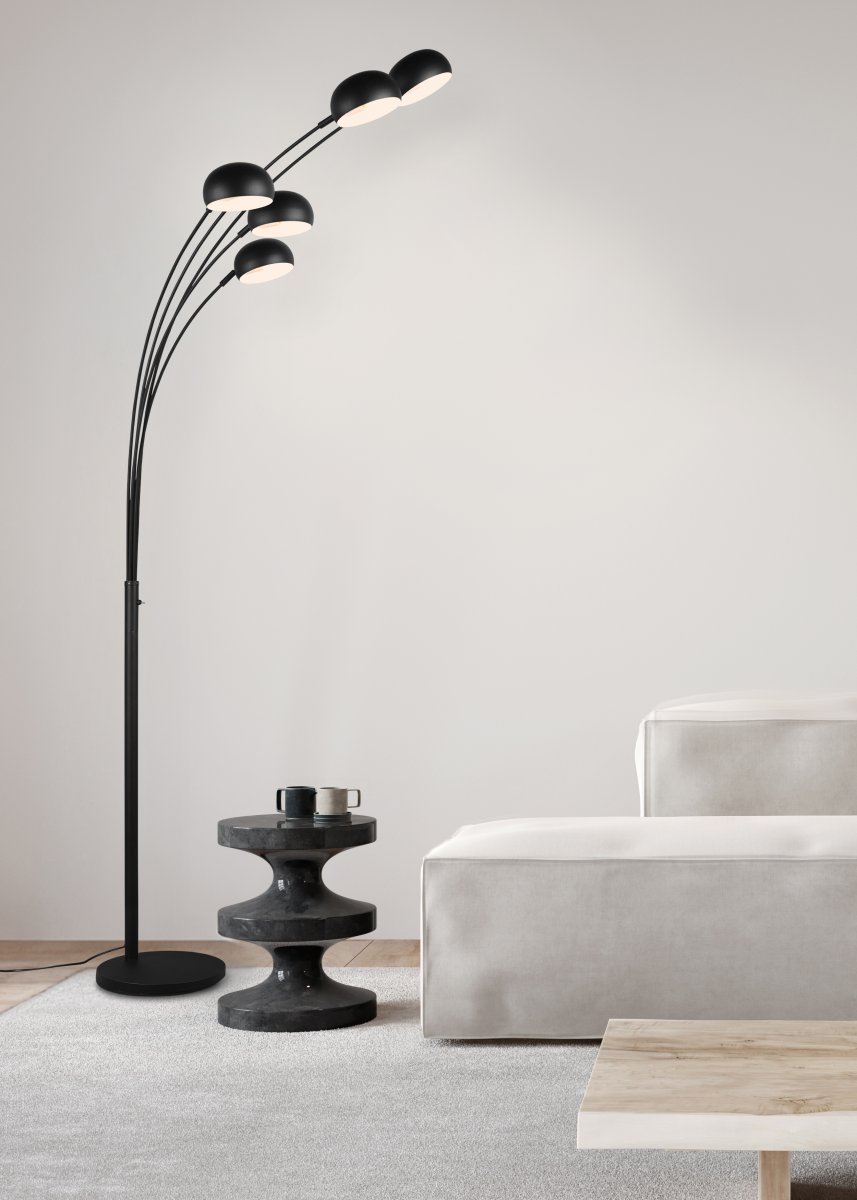 Dito Negro lámpara de pie De Trio Lighting - Con su exclusivo dise&ntilde;o de cinco dedos, la l&aacute;mpara de pie Dito es un elemento sofisticado que llama la atenci&oacute;n y que funciona tanto como una elegante fuente de luz como un elemento decorativo en la habitaci&oacute;n.