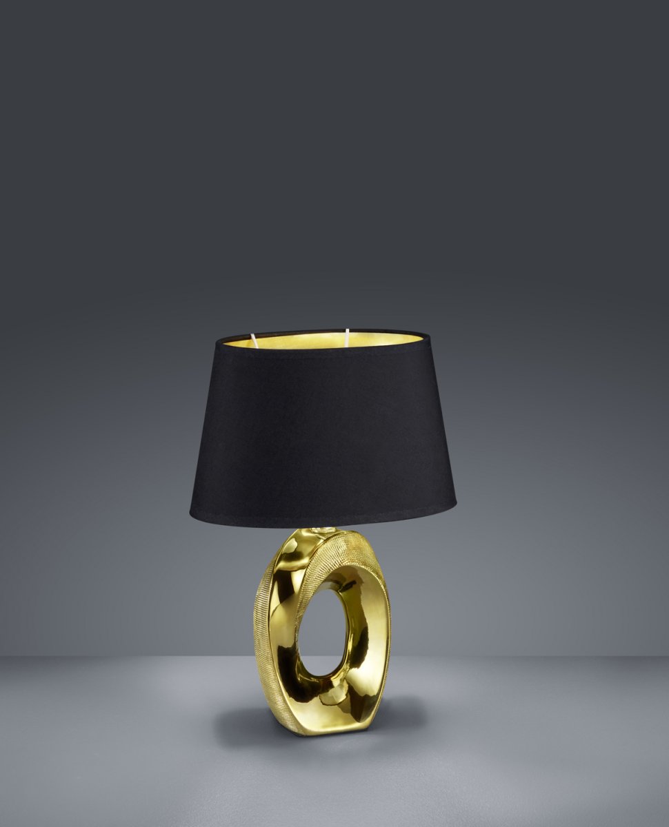 Taba 33cm Oro lámpara de mesa De Trio Lighting - La l&aacute;mpara de mesa TABA es una pieza moderna y decorativa que combina el negro y el dorado en una elegante expresi&oacute;n de dise&ntilde;o.