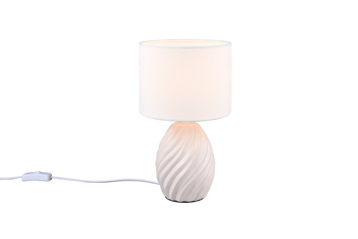 Melva 30cm Blanco lámpara de mesa De Trio Lighting - La elegante combinaci&oacute;n de materiales de cer&aacute;mica blanca mate y pantalla de tela suave crea una impresi&oacute;n sofisticada, mientras que la base de cer&aacute;mica en forma de onda crea un fascinante juego de luz.