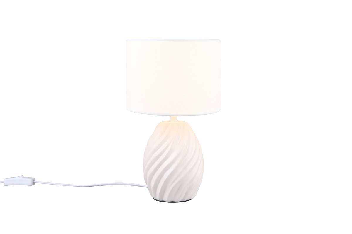 Melva 30cm Blanco lámpara de mesa De Trio Lighting - La elegante combinaci&oacute;n de materiales de cer&aacute;mica blanca mate y pantalla de tela suave crea una impresi&oacute;n sofisticada, mientras que la base de cer&aacute;mica en forma de onda crea un fascinante juego de luz.