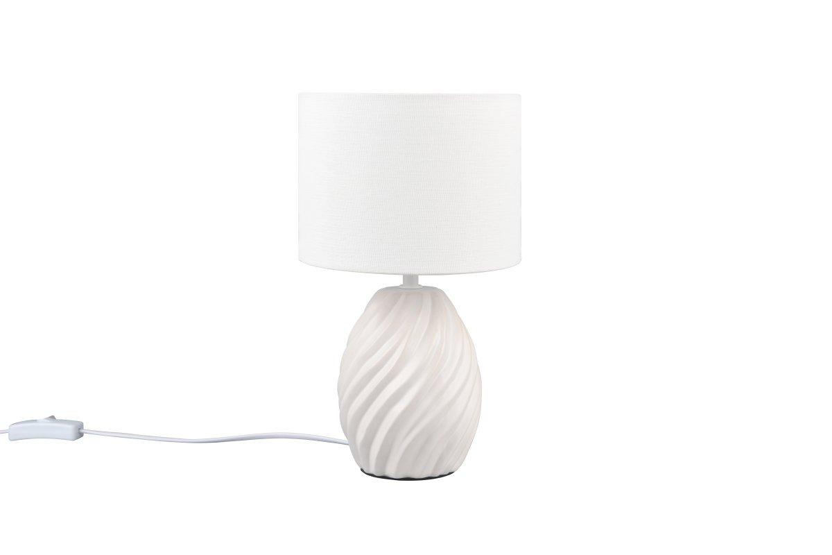 Melva 30cm Blanco lámpara de mesa De Trio Lighting - La elegante combinaci&oacute;n de materiales de cer&aacute;mica blanca mate y pantalla de tela suave crea una impresi&oacute;n sofisticada, mientras que la base de cer&aacute;mica en forma de onda crea un fascinante juego de luz.