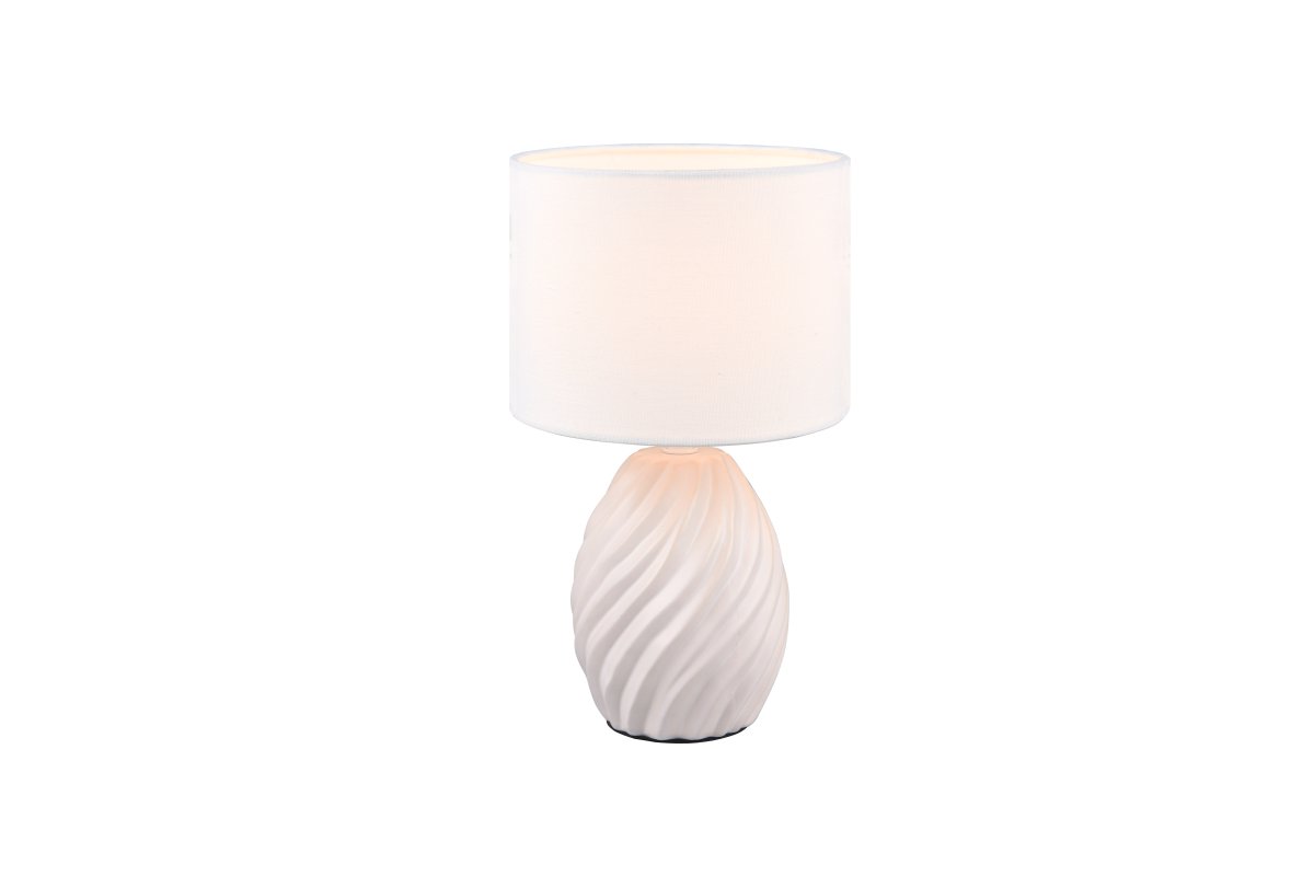 Melva 30cm Blanco lámpara de mesa De Trio Lighting - La elegante combinaci&oacute;n de materiales de cer&aacute;mica blanca mate y pantalla de tela suave crea una impresi&oacute;n sofisticada, mientras que la base de cer&aacute;mica en forma de onda crea un fascinante juego de luz.