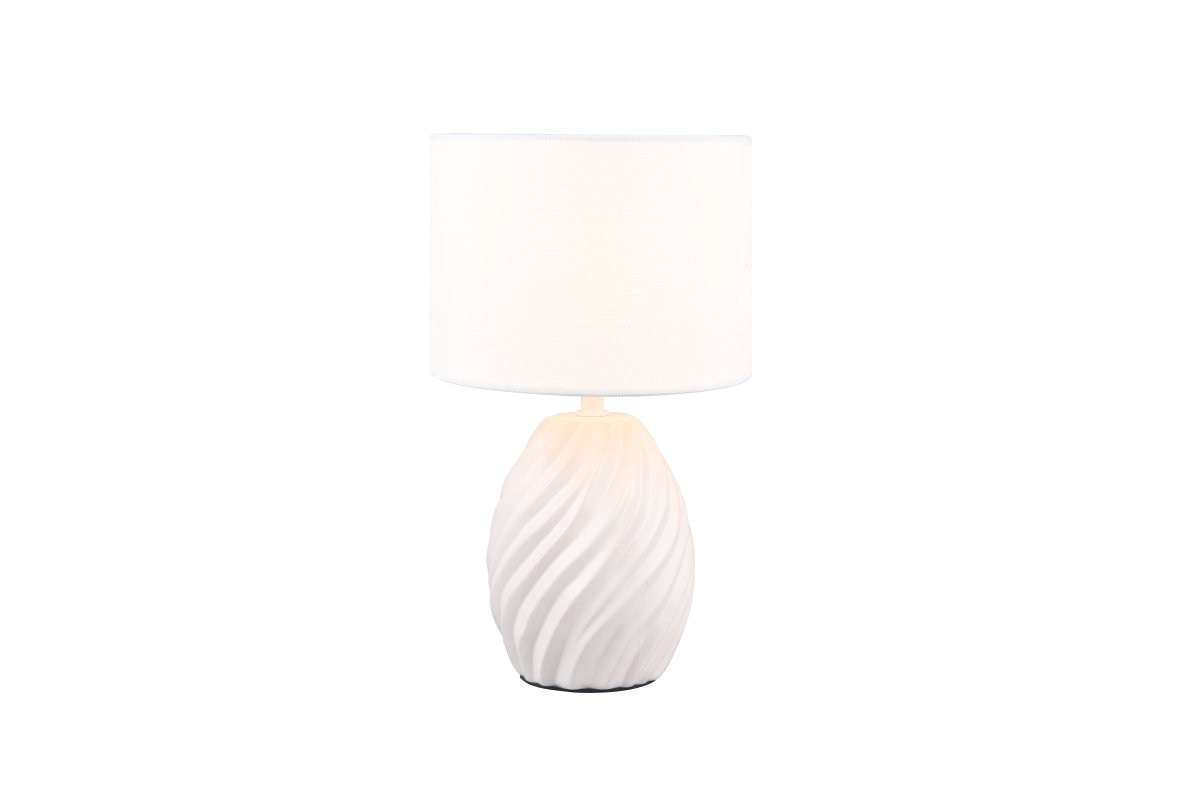 Melva 30cm Blanco lámpara de mesa De Trio Lighting - La elegante combinaci&oacute;n de materiales de cer&aacute;mica blanca mate y pantalla de tela suave crea una impresi&oacute;n sofisticada, mientras que la base de cer&aacute;mica en forma de onda crea un fascinante juego de luz.