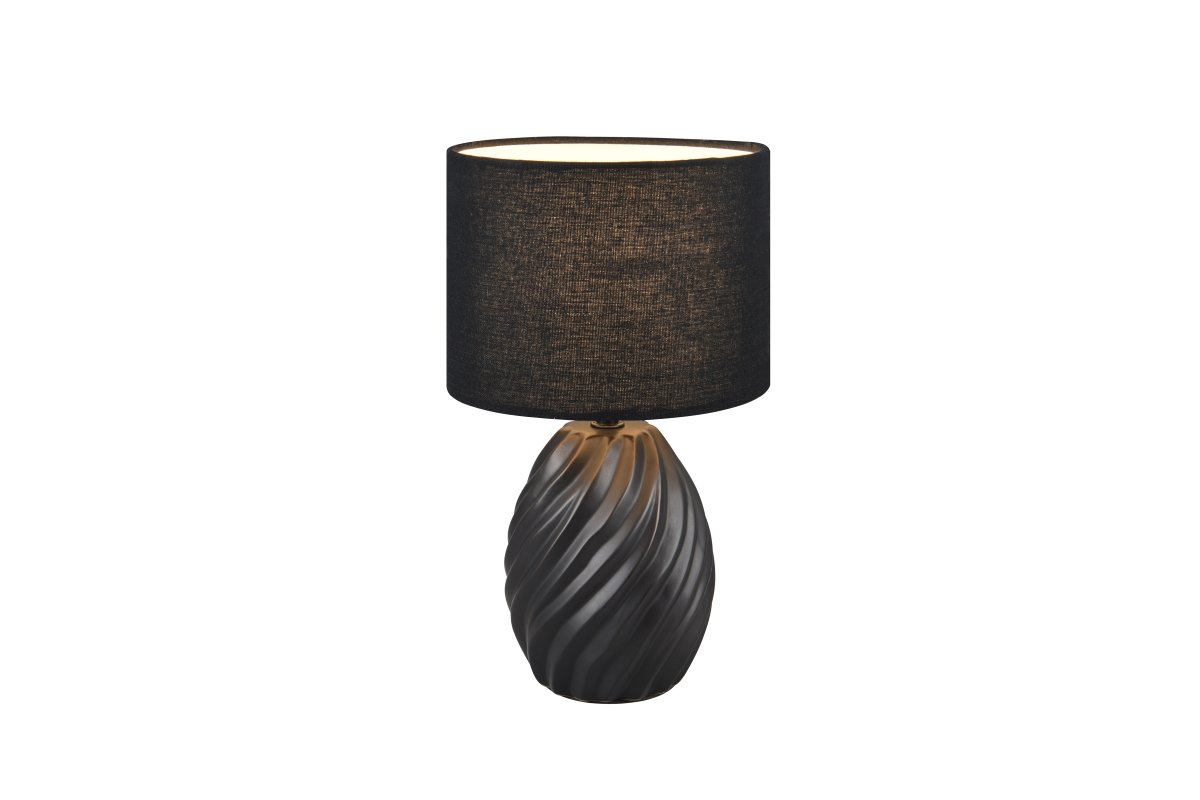 Melva 30cm Negro lámpara de mesa De Trio Lighting - La elegante combinación de materiales de cerámica negra mate y pantalla de tela suave crea una impresión sofisticada, mientras que la base de cerámica en forma de onda crea un fascinante juego de luz.